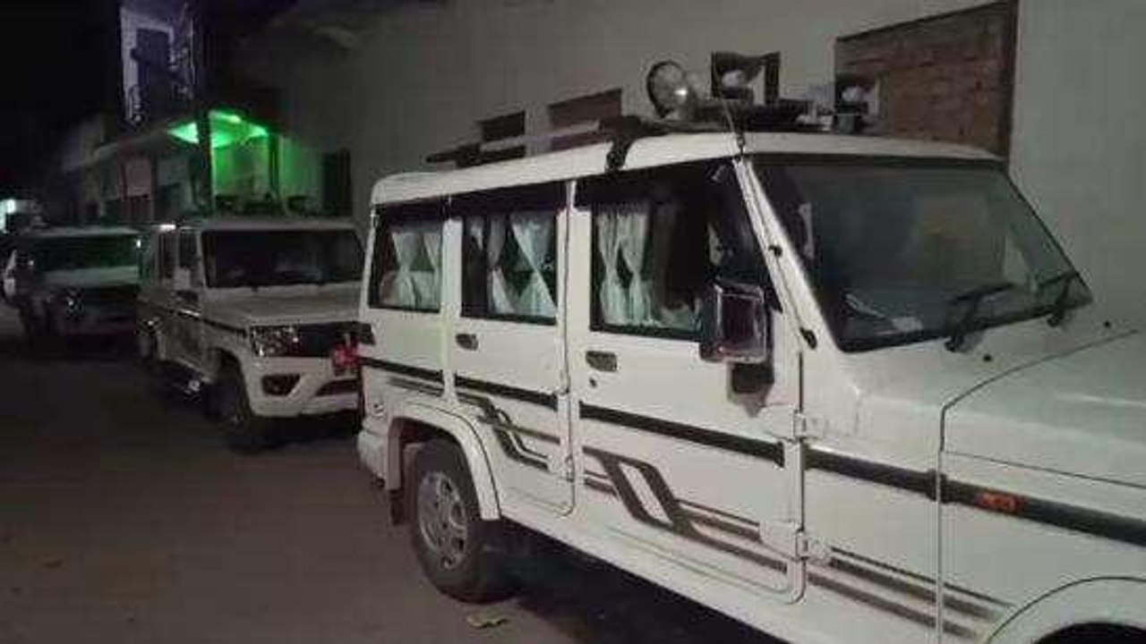 छतरपुर: अवैध पटाखों के गौदाम पर प्रशासन का छापा, लाखों रूपये के पटाखे जब्त
