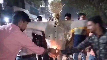 अलीगढ़: इजराइल के समर्थन में टीम शिवाजी के कार्यकर्ताओं ने हमास का फूंका पुतला