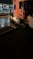 #EnVivo Tras destrozar al menos 20 vehículos a su paso, trailero termina impactado sobre el Anillo Periférico a la altura de la Ciudad Judicial #GuardiaNocturna