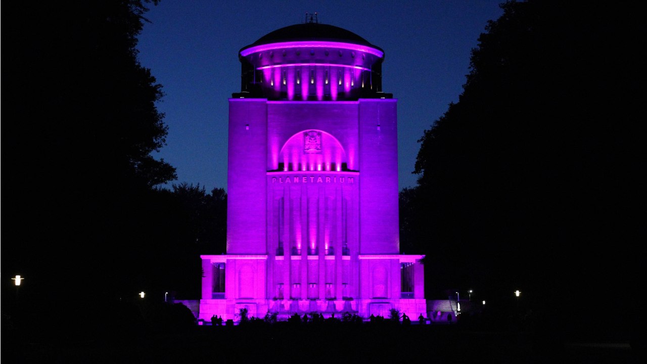 Zum welt-mädchentag: in deutschland leuchten gebäude in pink