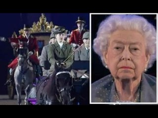 Lady Louise guida i cavalli reali ad applaudire mentre la regina osserva il tributo al principe Fili
