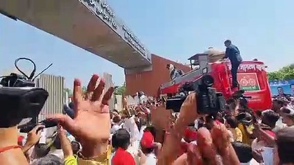 Akhilesh Yadav went inside by jumping JPNIC gate video viral