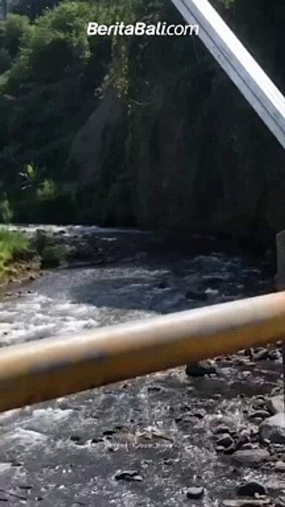 Situasi terkini jembatan penghubung Karangasem - Klungkung yang terletak di desa Tangkup (Karangasem) dengan desa Apet (Klungkung), Rabu (11/10).