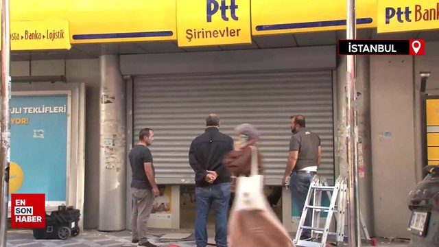 PTT şubesinin kapısı bozuldu, vatandaşlar adeta sürünerek girip çıktı