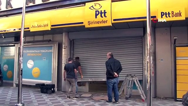 PTT Şubesinin Kapısı Bozuldu, Vatandaşlar Sürünerek Girip Çıktı