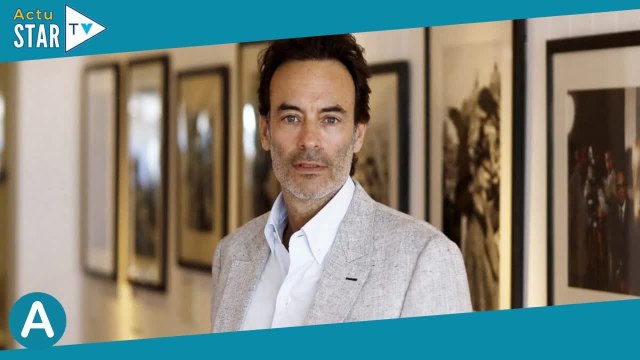 Delon par... Delon : Anthony, très séduisant en costume clair et ému, pose son regard sur Alain