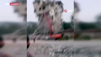 Yıkım sırasında bina iş makinesinin üzerine çöktü: O anlar kamerada