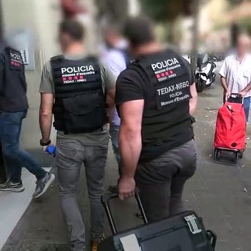 Detenidos tres hombres por presuntamente colocar explosivos caseros en bancos y tiendas de Barcelona