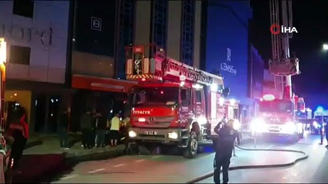 Yolda yürürken etrafa rastgele ateş açtı, panik anları kameraya yansıdı
