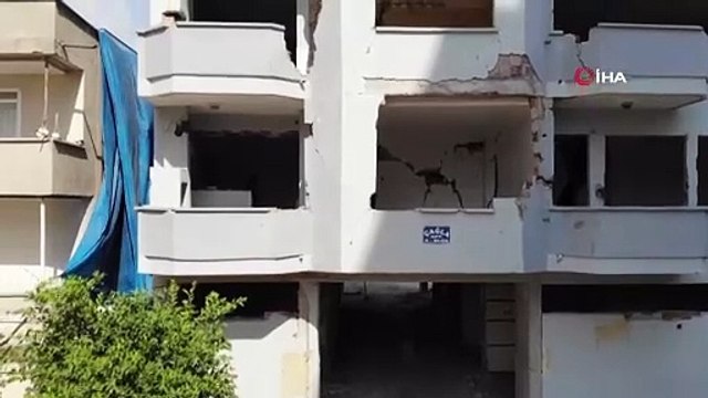 Kimse gözlerine inanamadı! Ağır hasarlı binanın üzerine 10 ton çıkarttılar