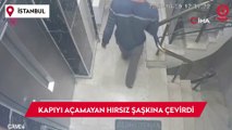 Kapıyı açamayınca parmaklıkların arasından geçen hırsız şaşkına çevirdi