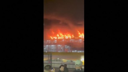 Download Video: Un incendio en el aeropuerto londinense de Lutton, obliga a suspender los vuelos toda la mañana