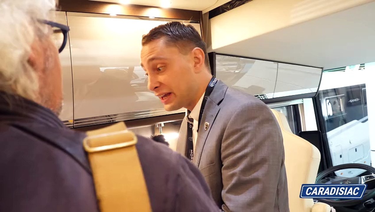 Salon des véhicules de loisirs - des camping-cars et caravanes minuscules ou XXL.