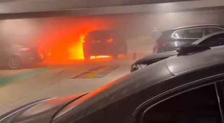 Video näyttää sähköauton, jonka väitetään sytyttäneen tulipalon Yhdistyneen kuningaskunnan lentokentällä.