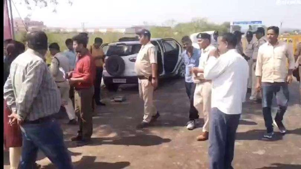 लग्जरी कार ने उगले सोने चांदी के जेवर और लाखों रूपये,मचा हड़कंप