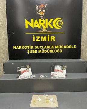 İzmir Adnan Menderes Havalimanında 2 kişide yutulmuş ve vücut boşluklarına gizlenmiş uyuşturucu bulundu