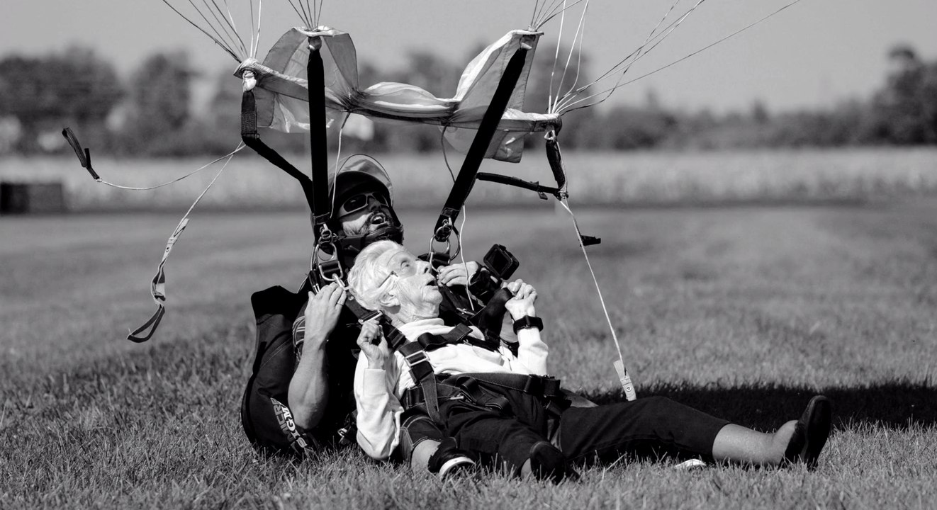 Eine Woche nach ihrem Fallschirm-Rekord: 104-Jährige ist tot!