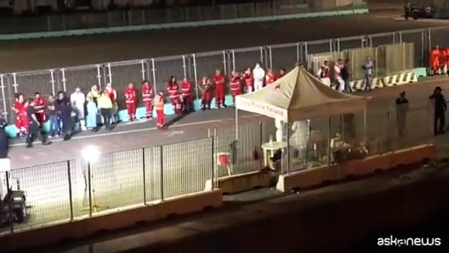 Migranti, 69 persone sbarcano dalla nave di Emergency a Livorno