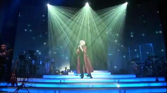 Nicole Croisille interprète Téléphone-moi et Parlez-moi de lui en live