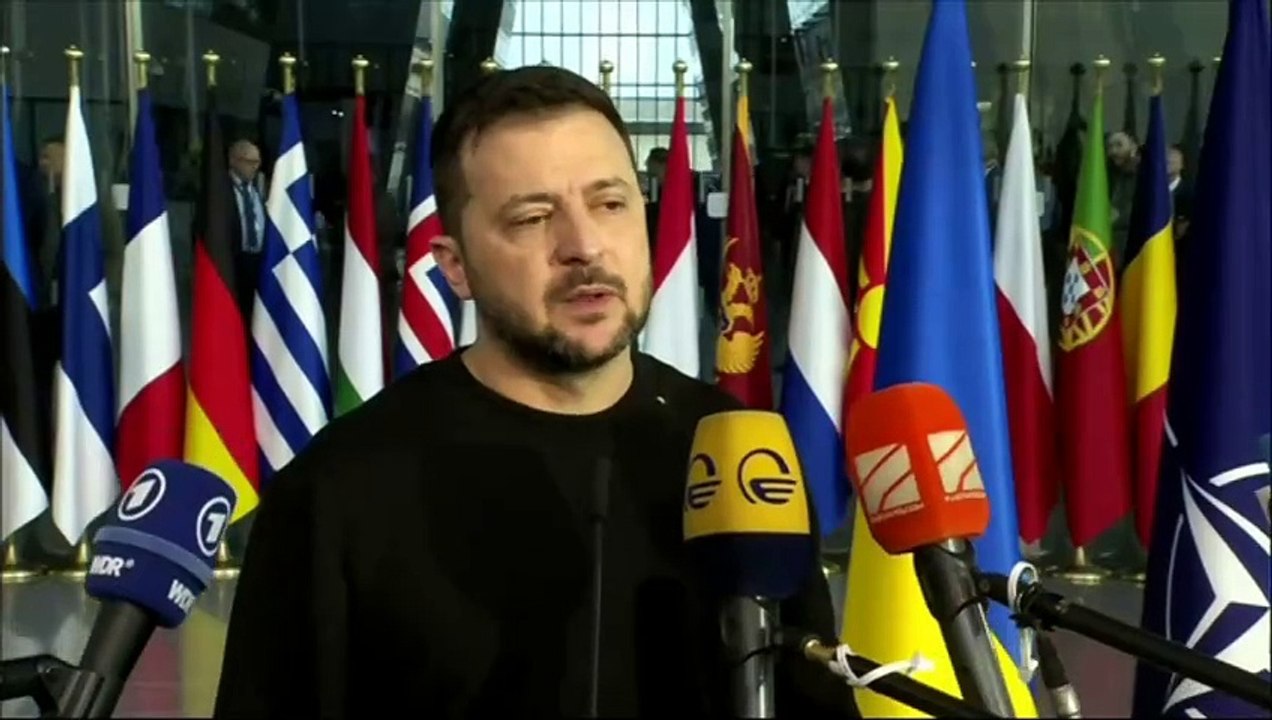 Selenskyj drängt bei Nato-Besuch auf mehr Militärhilfe