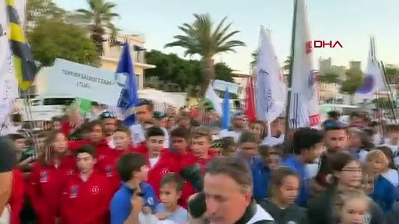 Marche en cortège vers les courses Optimist internationales de Bodrum