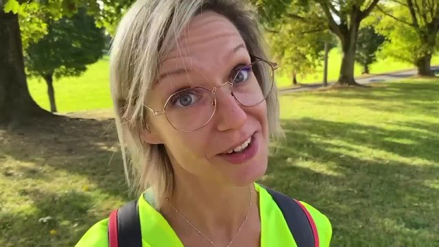 Laurie, institutrice à l'Athénée Royal, motivée, à vélo avec ses élèves de 5e