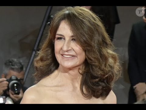 PHOTOS Valérie Lemercier somptueuse à Venise, elle dévoile ses épaules près d'un jeune couple très