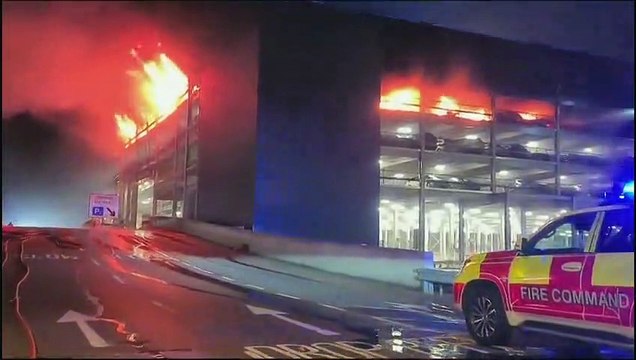 Incêndio obriga aeroporto de Londres a suspender todos os voos