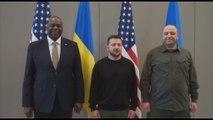 Zelensky accolto da applausi al quartier generale della Nato