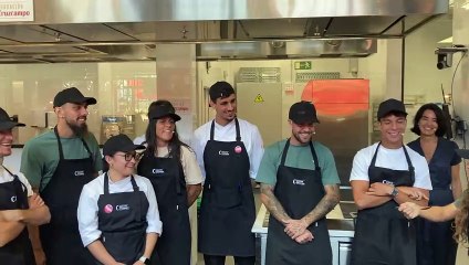 Los jugadores del Sevilla y del Betis brindan por una buena causa