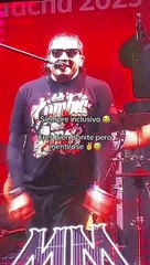 Mauricio Mesones canta usando lenguaje inclusivo
