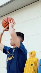 رونالدو يستعرض مهاراته في كرة السلة