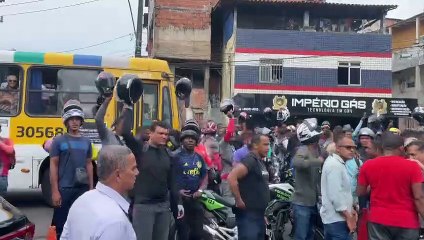 VÍDEO: Motoristas de aplicativo protestam durante lançamento de escola municipal em Salvador