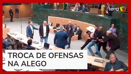 Deputado bolsonarista parte para cima de petista e precisa ser contido por seguranças em Goiás