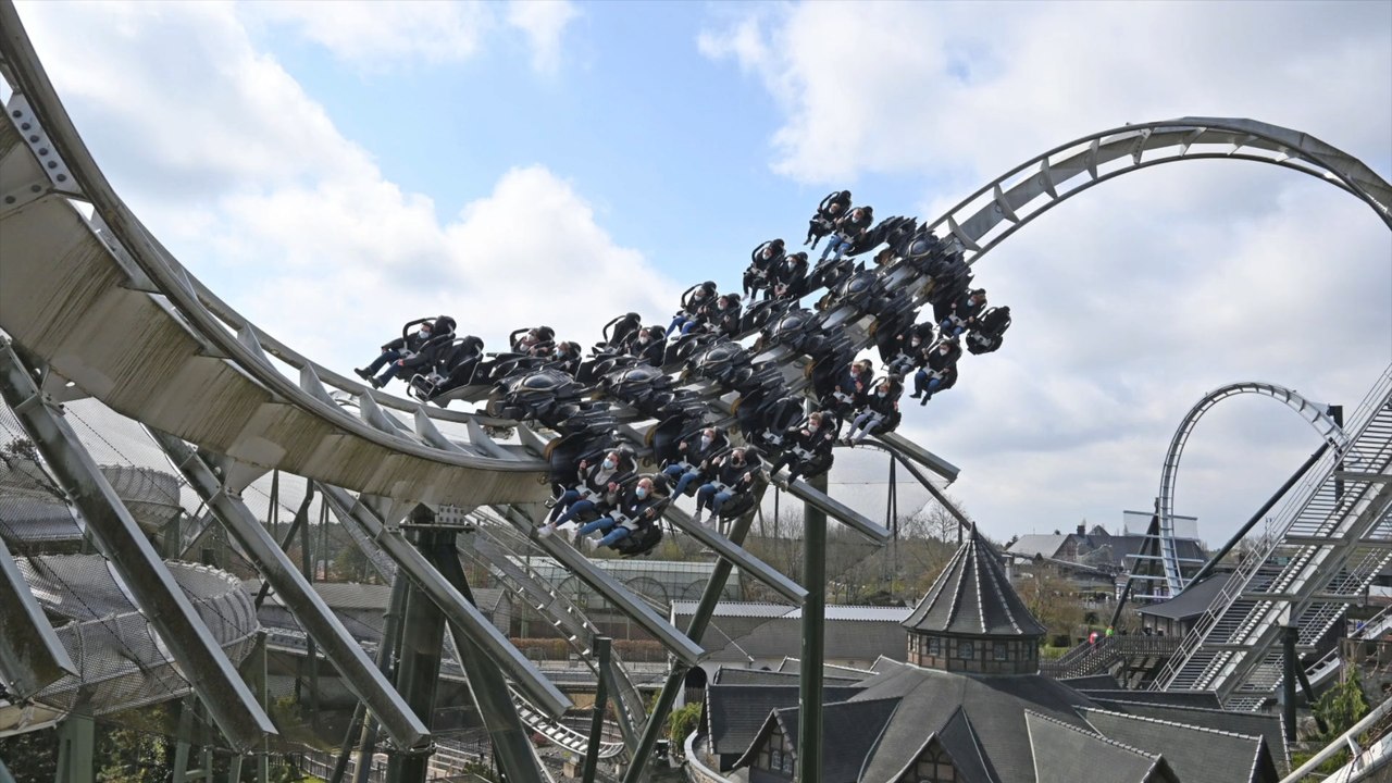 4.500 besucher evakuiert! großbrand im heidepark soltau