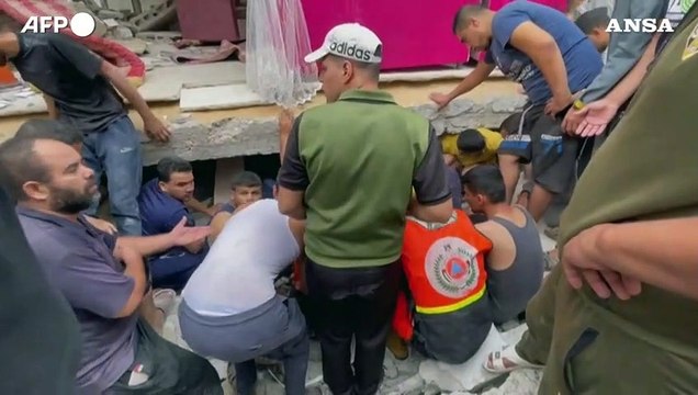 Rafah, si cercano sopravvissuti tra le macerie di una casa