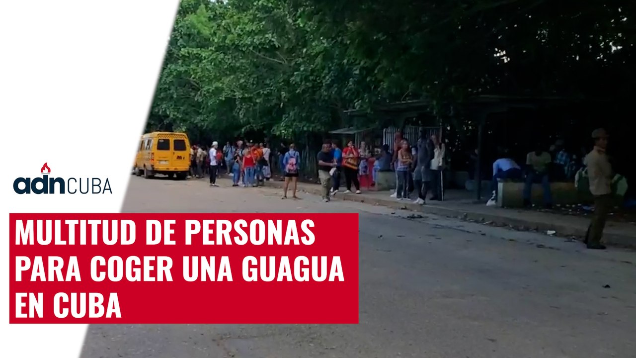 Multitud de personas para coger una guagua en Cuba