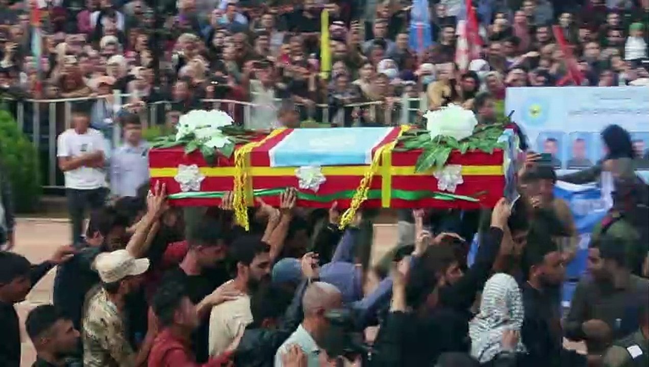 أكراد في شمال شرق سوريا يشيعون مقاتلين قضوا في القصف التركي