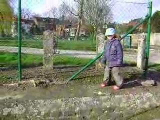 Alice au bord de la rivière