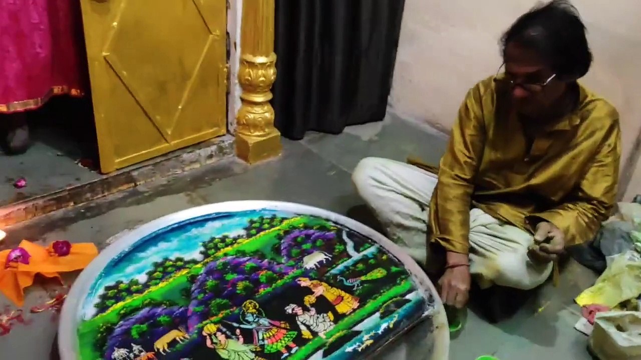 video...जल सांझी ने मोहा, बांके बिहारी मंदिर में बनाई गोबर से सांझी