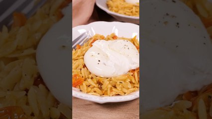 Скачать видео: Le risotto d’orzo aux tomates cerises confites et burrata bien crémeuse 