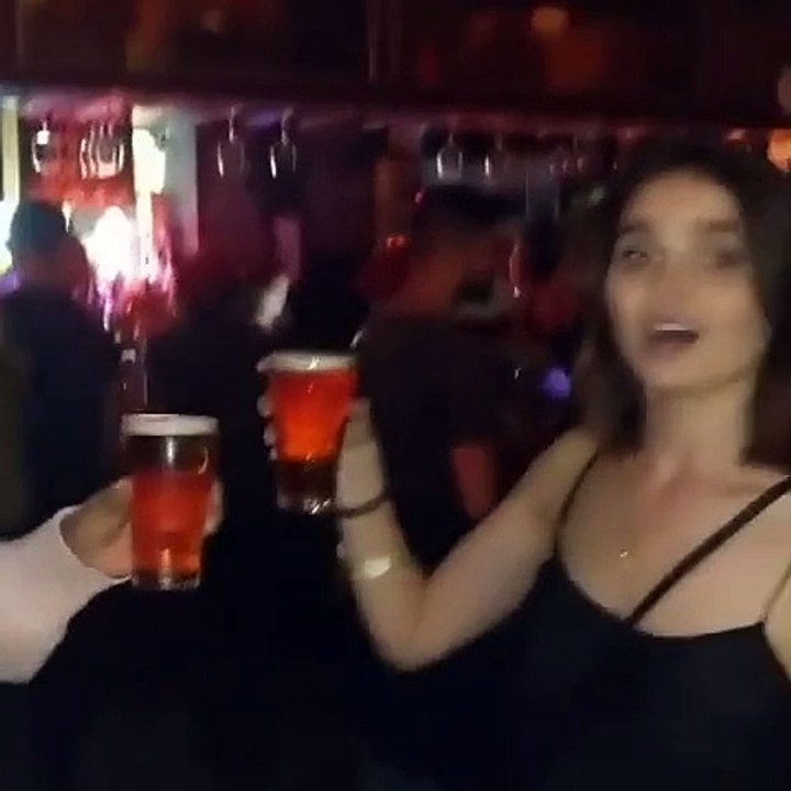 Il met au défi une fille de boire plus d’alcool que lui
