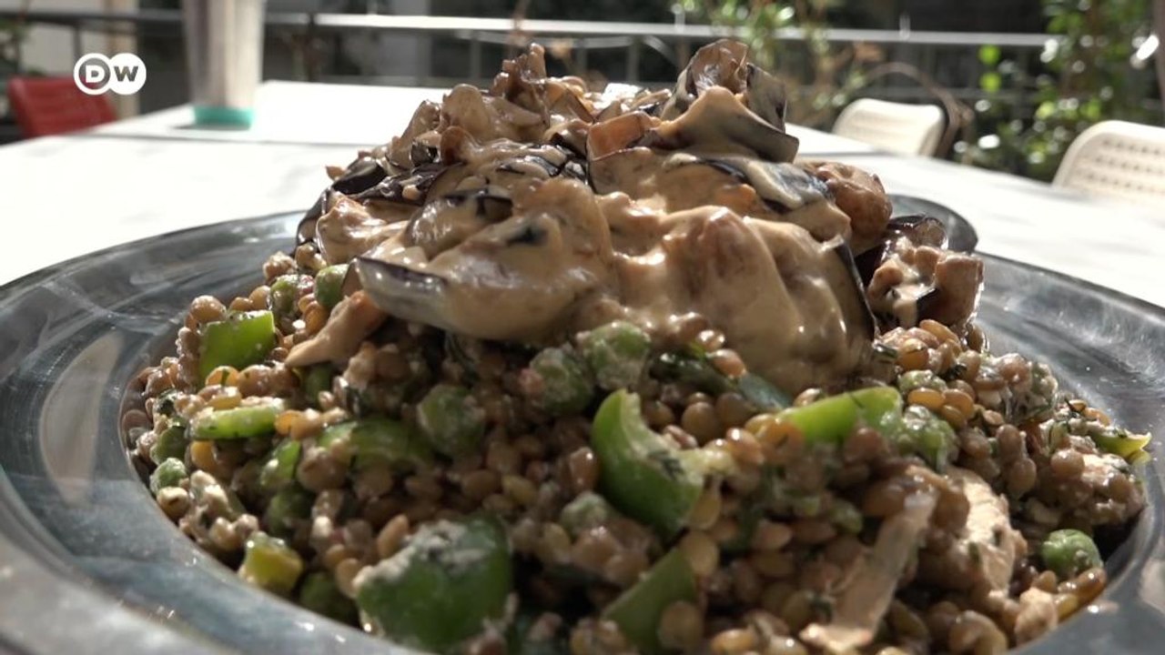 Geflüchtete kochen für griechische Obdachlose