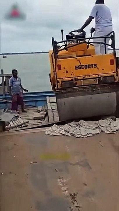 Ils tentent de charger un rouleau compresseur sur un bateau