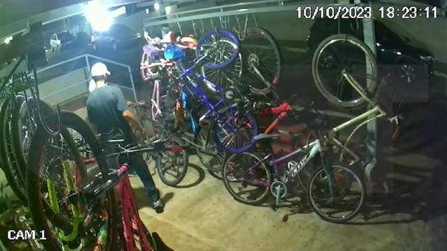 Câmera flagra ladrões furtando bicicleta na Vila Tolentino