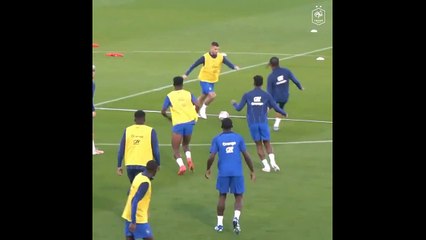 Download Video: Kylian Mbappé s'amuse en Bleu, la complicité avec Olivier Giroud régale les fans