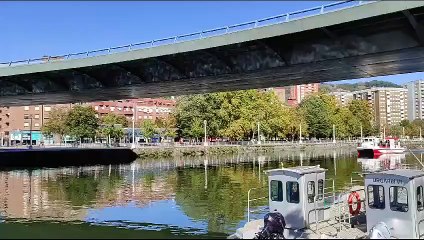 Movilización en un barco contra la precariedad de la Universidad del País Vasco
