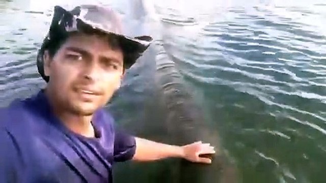 Il touche un énorme anaconda qui nage dans la rivière juste à coté de son bateau