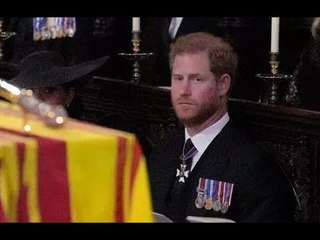 L'ultimo addio di Harry: Prince osserva la bara della regina calata nel Royal Vault