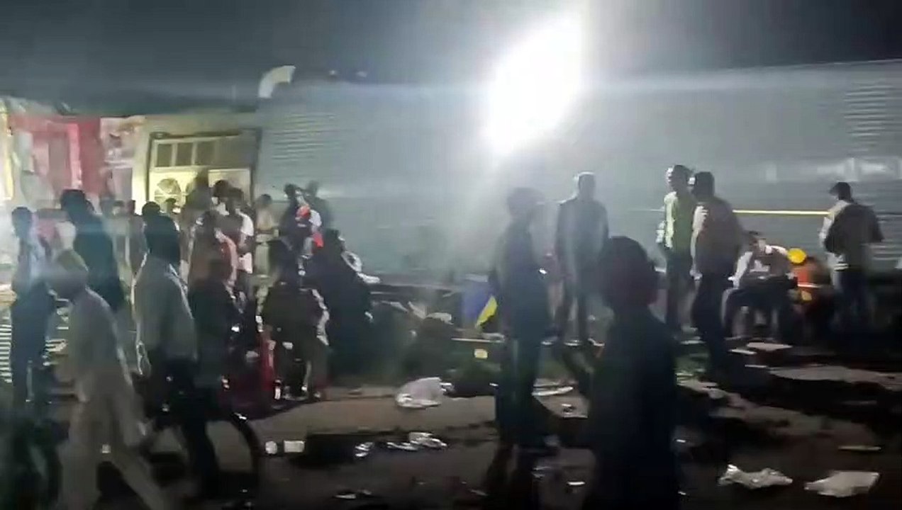 रेल हादसा: North East Express का हुआ भयावह एक्स...